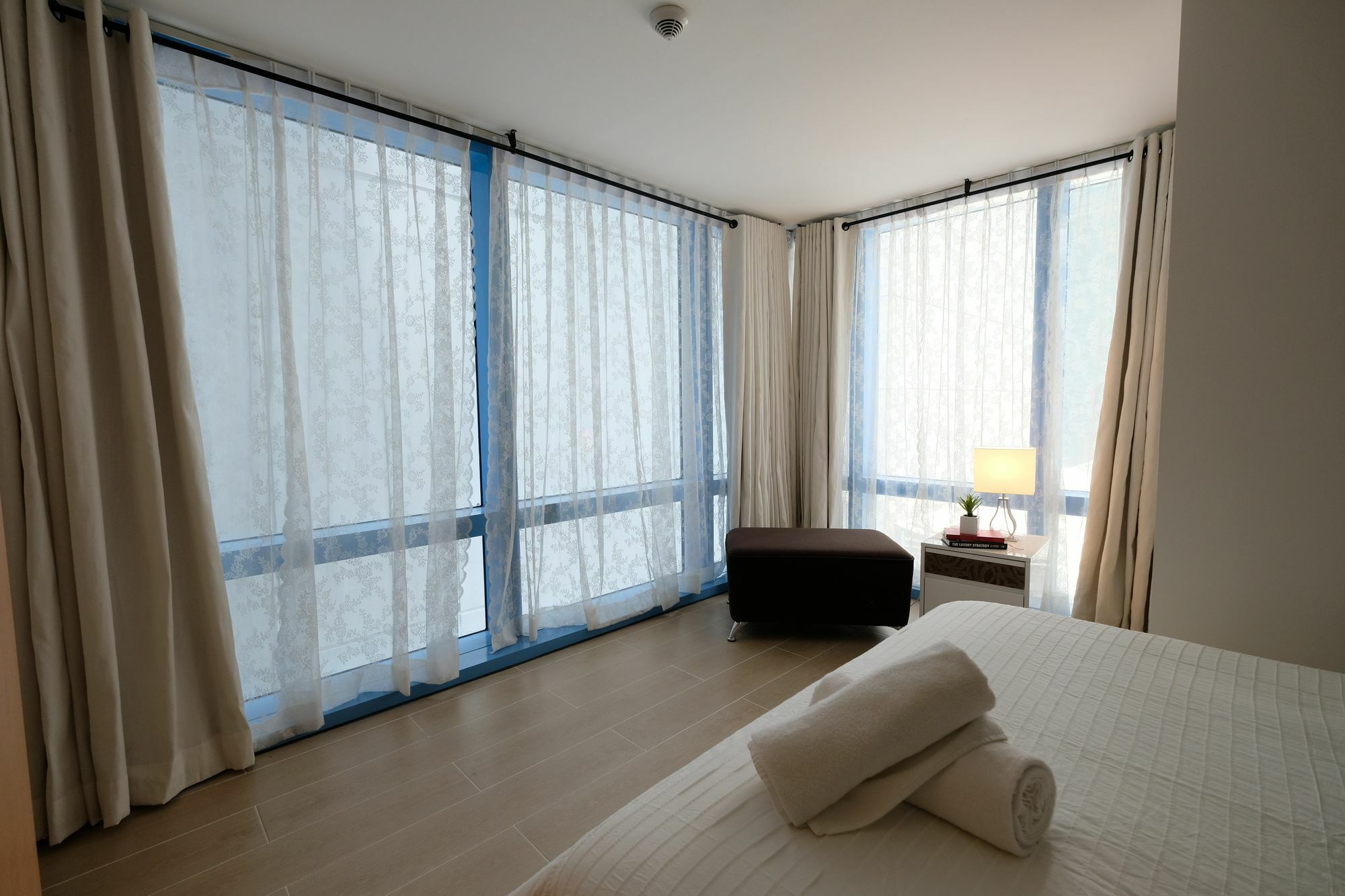 Csuites At Two Central Residences マカティ エクステリア 写真