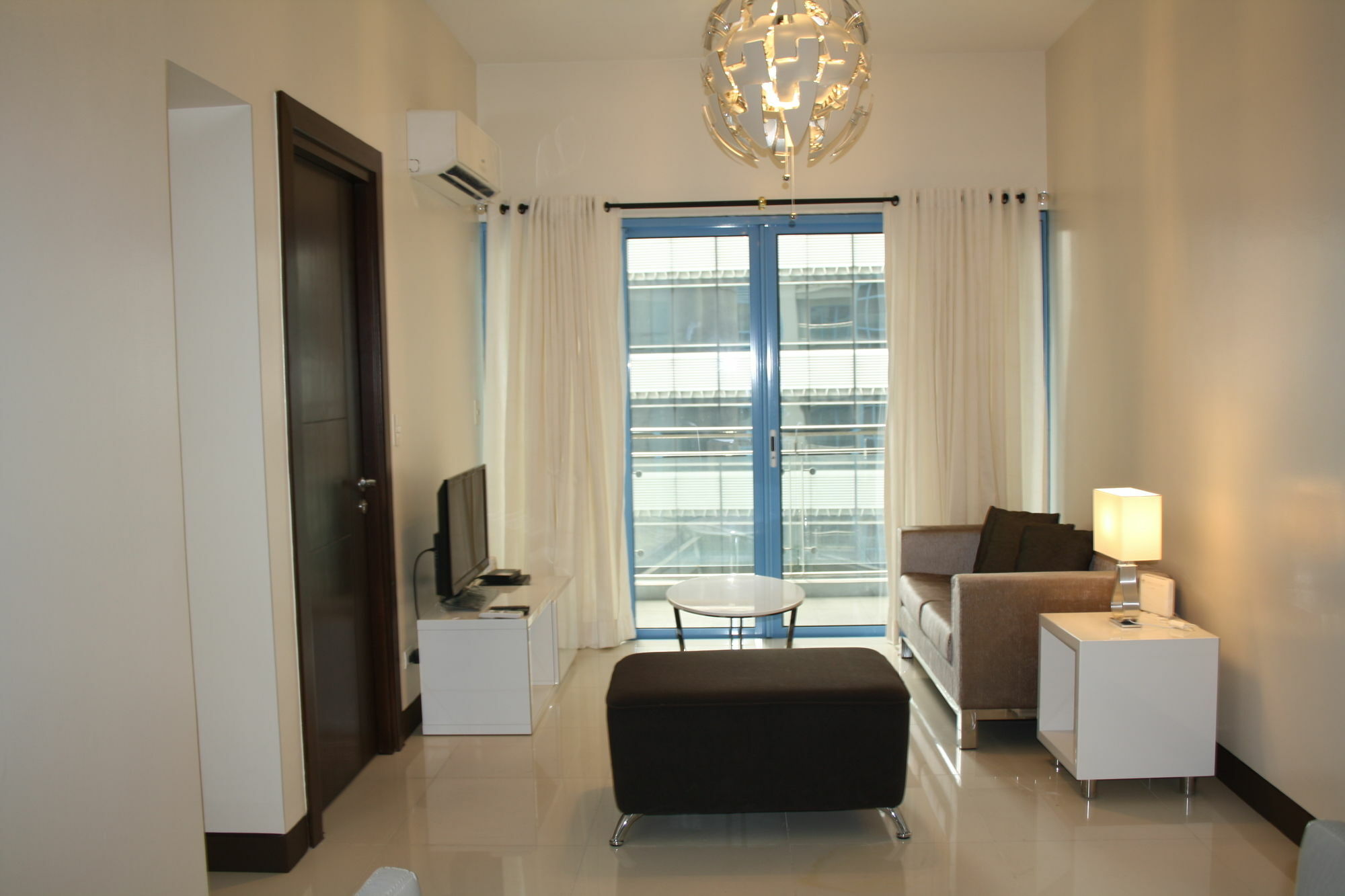 Csuites At Two Central Residences マカティ エクステリア 写真