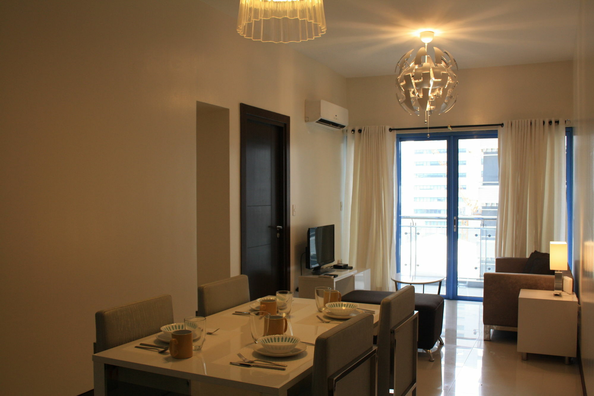 Csuites At Two Central Residences マカティ エクステリア 写真